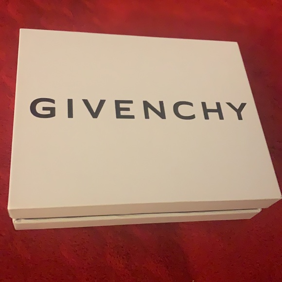 GIVENCHY Embossed calf leather car holder - Picture 5 of 11